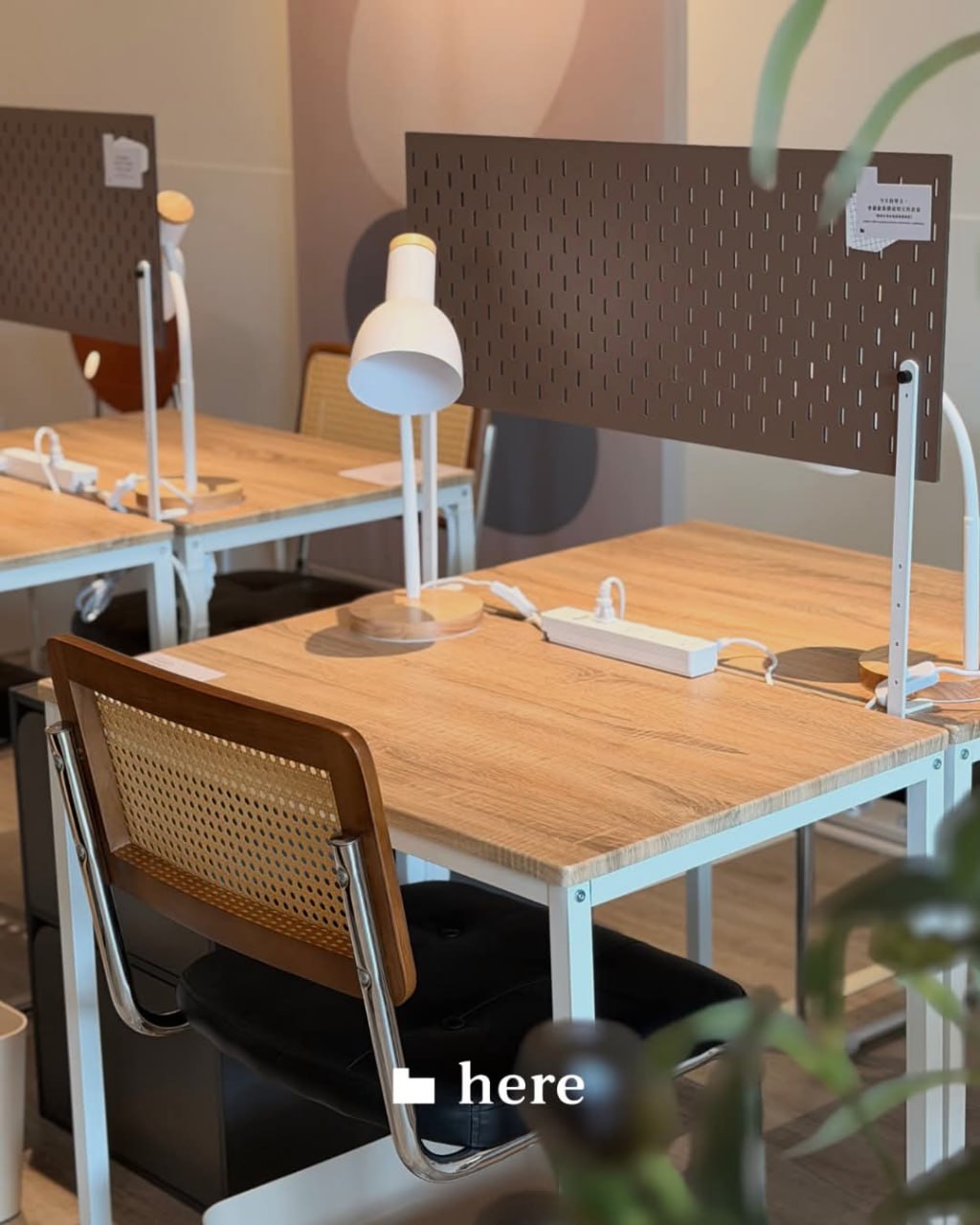here work&coffee 個人座位與雙插座工作區